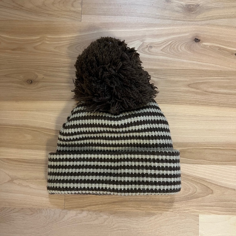 Norla Pom hat NWOT